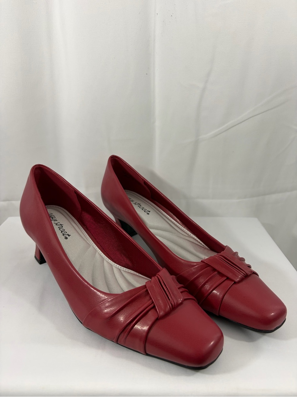 NWT Easy Street Women's Size 9 Classic Red Mid-Heel Pumps